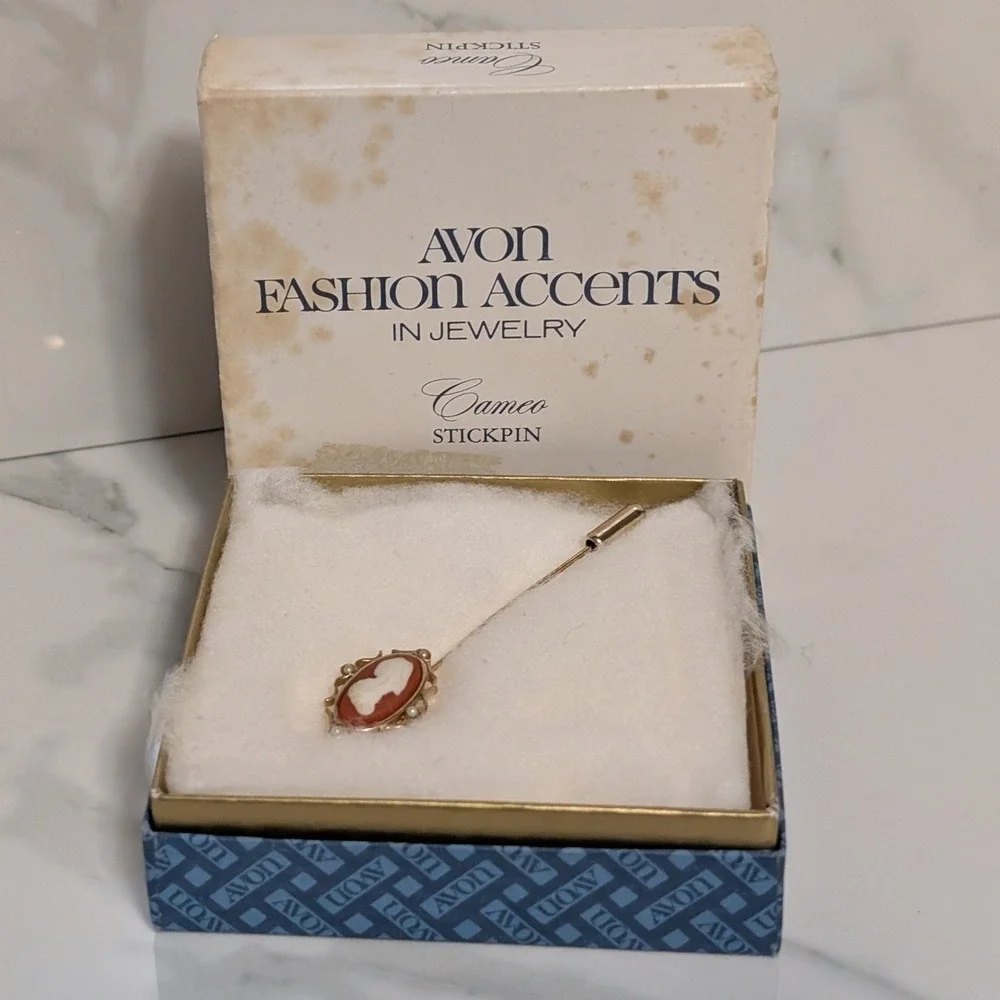 Vintage 1978 Avon Fashion Accents Cameo Stickpin‎ Gold Tone with Box